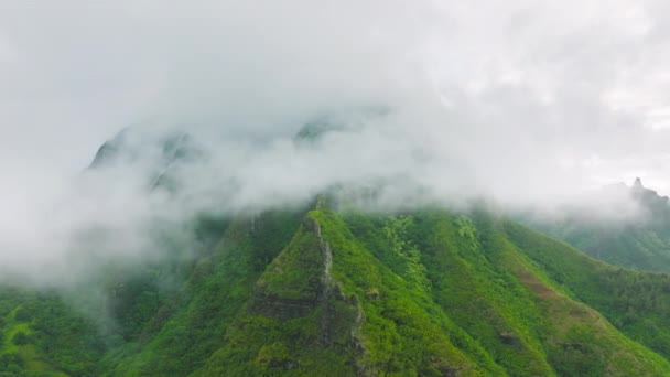 Aerial Shot Flying Clouds Covering Green Mountain Peaks Pali Coast — Vídeo de Stock