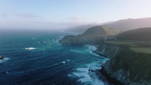 Aerial Footage Mountains Valleys Slopes Spectacular Ocean Shoreline Big Sur — Vídeos de Stock