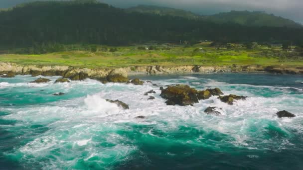 Aerial View Extraordinary Natural Beauty Splashing Waves Picturesque Pebble Beach — Vídeos de Stock