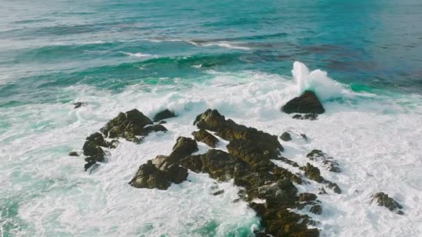 Aerial Footage Splashing Foamy Waves Pacific Ocean West Coast Usa — Stockvideo