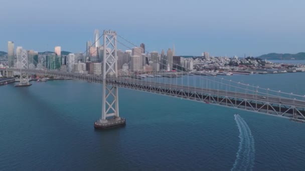 Вид Воздуха Мост Bay Bridge Видом Центр Города Заднем Плане — стоковое видео