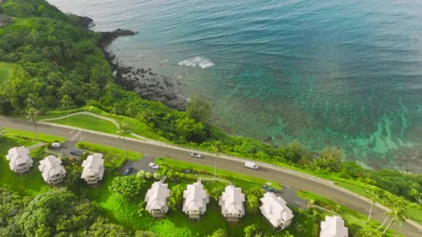 Cinematic Ocean Shore Shot Cars Tourists Driving Summer Beach Rentals — Stock video