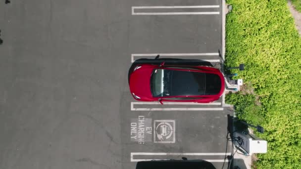 Aerial View Red Car Charging Green Business Park Electric Zero — Vídeo de Stock