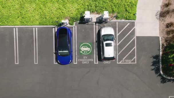 Aerial Overhead View Fully Charged Blue Electric Vehicle Driving Away — Stok video
