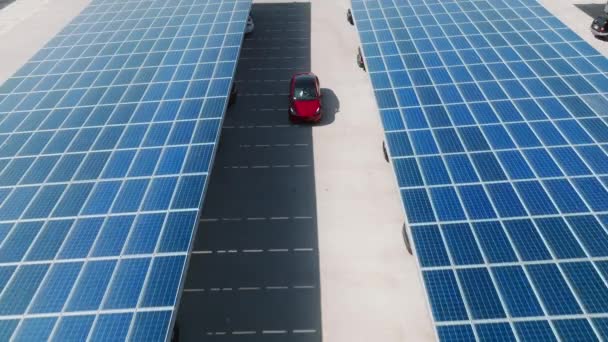 Aerial Red Electric Car Rooftop Parking Solar Panels Zero Pollution — Vídeo de Stock