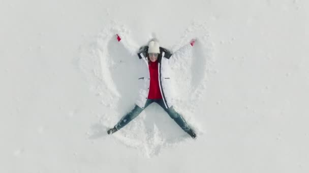 Top Вниз Повітряний Вид Кадри Щаслива Жінка Робить Сніговий Ангел — стокове відео