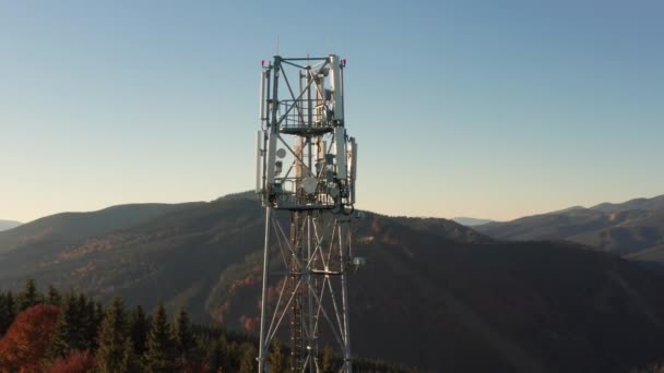 Close Aerial View Cell Tower Carrying Antennas Cellular Networks Aerial — Vídeo de stock