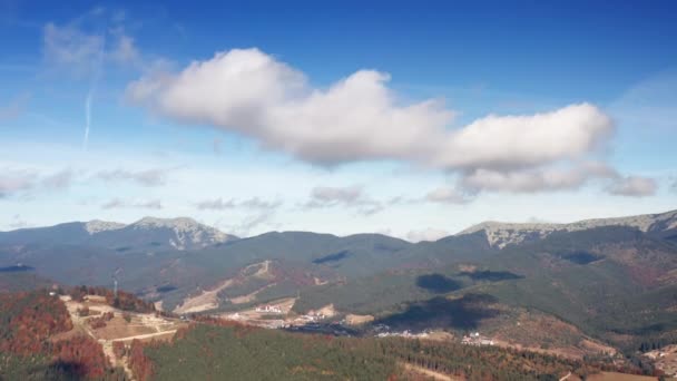 Αεροφωτογραφία Του Συννεφιασμένου Ορίζοντα Πάνω Από Τις Καταπράσινες Πλαγιές Πλούσια — Αρχείο Βίντεο
