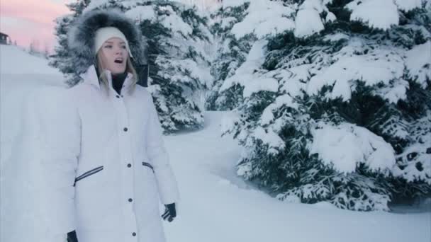 Αργή Κίνηση Νεαρή Ευτυχισμένη Γυναίκα Ζεστό Λευκό Παλτό Χειμώνα Γούνα — Αρχείο Βίντεο
