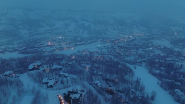 Нічне Освітлення Всесвітньо Відомому Гірськолижному Курорті Селищі Куди Подорожують Заможні — стокове відео