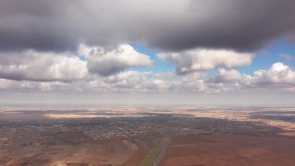 Beautiful Vista Hilly Landscape Town Foggy Skyline Aerial Footage Cloudy — Vídeos de Stock