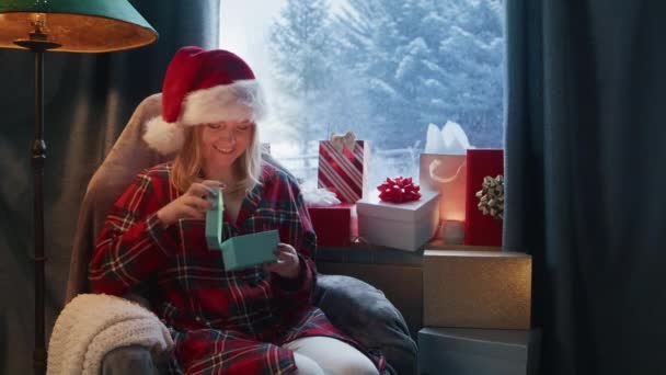 Різдвяний Подарунок Жінка Відкриває Подарунок Несподіванкою Сміючись Насолоджуючись Красивим Подарунком — стокове відео