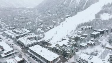 Noel tatilinde dağlarda kayak yapan insanların olduğu manzaralı kış manzarası. Aspen dağ kayak merkezindeki asansör kabinleri. Colorado 'daki karlı bir kış dağında kayak kaldırma hareketleri ve sandalyeler.
