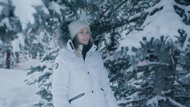 Портрет Красивої Усміхненої Жінки Кінематографічному Зимовому Лісі Зимові Канікули Повільно — стокове відео