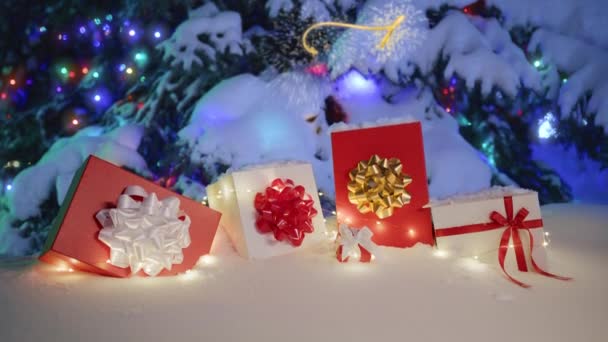 Magisk Guld Inskription Merry Christmas Suddig Bakgrund Snöiga Julgransgrenar Med — Stockvideo