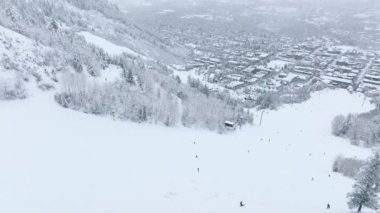 Noel tatili, kış tatili, insanlar kayak yapıyor. Colorado 'daki Aspen köyünde kış tatili. Uçan Aspen kasabası manzarası kış günü karlı yamaçları olan kayak merkezindeki dağ kiremitleri