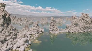 Muhteşem güçlendirilmiş tufa kaleleri mucizevi bir şekilde Mono Gölü 'nden ortaya çıktı. Muhteşem kireçtaşı kuleleri olan eşsiz, güzel bir çevrenin insansız hava aracı görüntüleri. Yüksek kalite 4k görüntü