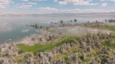 Yosemite Ulusal Parkı yakınlarındaki Mono Gölü Tufa Doğal Rezervi 'nin hava görüntüleri. Dramatik kalsiyum-karbonat kuleleriyle manzaralı bir kaçamak. Yüksek kalite 4k görüntü