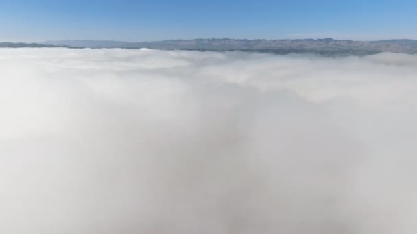 Disparo Drones Nubes Espesas Lechosas Sobre Valle Majestuoso Horizonte Azul — Vídeo de stock