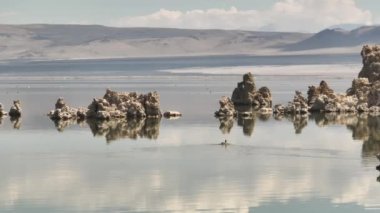 Etrafı dağlarla çevrili Mono Gölü Yosemite 'nin inanılmaz atmosferik drone görüntüleri. Durgun su yüzeyine yansıyan açık beyaz siluet. Yüksek kaliteli FullHD görüntüler