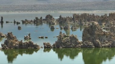 Uzaktaki vahşi doğayla çevrili muhteşem ve dünya dışı doğal ortamın insansız hava aracı görüntüleri. Sıradışı, manzaralı göl, yüksek çöl mahallesi. Yüksek kaliteli FullHD görüntüler