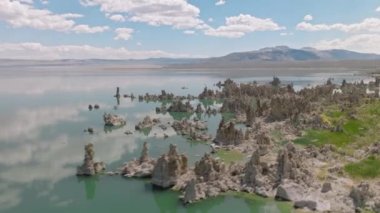 Dramatik kalsiyum-karbonat kuleleriyle manzaralı bir kaçamak. Etrafı dağlarla çevrili Mono Gölü Yosemite 'nin inanılmaz atmosferik drone görüntüleri. Yüksek kalite 4k görüntü