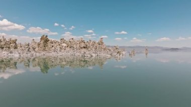 Yosemite, California, ABD yakınlarındaki göz kamaştırıcı tufa kuleleri. Kuzey Amerika 'nın en eski göllerinden birinin insansız hava aracı görüntüleri. Su yüzeyinden yükselen sihirli kuleleri var. Yüksek kalite 4k görüntü