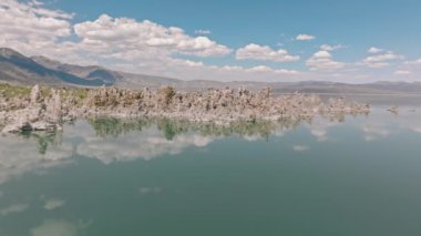 Büyüleyici antik sitenin eşsiz bir varış yeri. Yosemite Ulusal Parkı yakınlarındaki Mono Gölü Tufa Doğal Rezervi 'nin hava görüntüleri. Yüksek kalite 4k görüntü