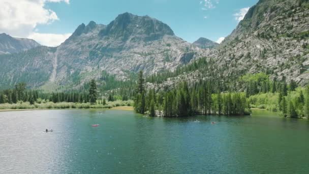 初夏の晴れた日にシルバー湖の美しい風景と6月の湖のループ 動きの背景に岩のシエラ ネバダ サミット ピークスでターコイズブルーの水を輝きます 水遊びを楽しむ人々 — ストック動画
