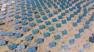 Dünyanın en büyük termik santralinin havadan görüntüsü. Parlak bir ayna denizi güneş ışığını güneş santralindeki temiz enerjiye yoğunlaştırır. Yüksek kalite 4k görüntü