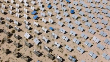 Mojave Çölü, CA, ABD 'deki modern termik santralin insansız hava aracı görüntüleri. Güneş enerjisi tesisinin yenilikçi manzarası yukarıdan görüldüğü gibi ısı enerjisini topluyor. Yüksek kalite 4k görüntü