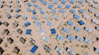 Güneş enerjisi tesisinin yenilikçi manzarası yukarıdan görüldüğü gibi ısı enerjisini topluyor. Güneş ışığını yansıtan ve yoğunlaştıran aynaların drone görüntüleri. Yüksek kalite 4k görüntü