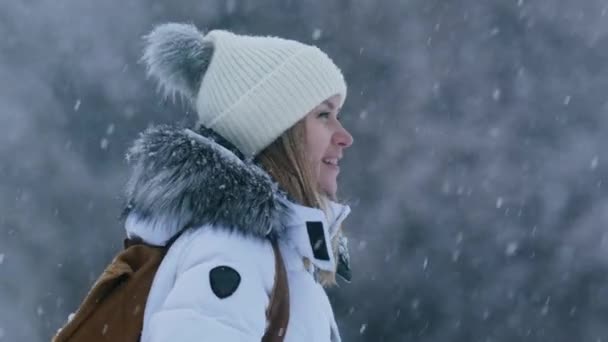Θηλυκό Μοντέλο Είναι Υπό Χιονόπτωση Στη Μέση Χειμερινό Δάσος Τοπίο — Αρχείο Βίντεο