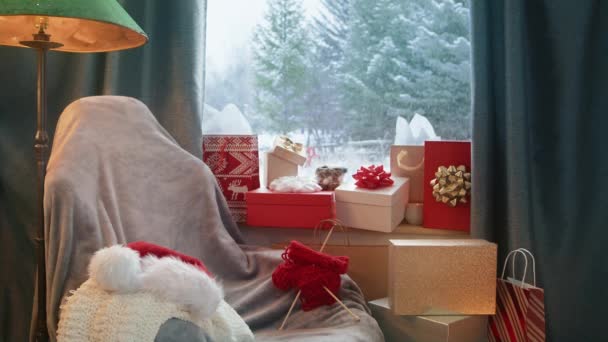Пачка Праздничных Подарков Окна Горной Хижины Снежной Метелью Открытом Воздухе — стоковое видео