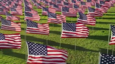 Pepperdine Universitys Waves of Flags 'in İHA çekimi 11 Eylül' ü onurlandırdı. California 'daki Pacific Coast Highway boyunca, Alumni Park' ta geniş bir ekran. Yüksek kalite 4k görüntü