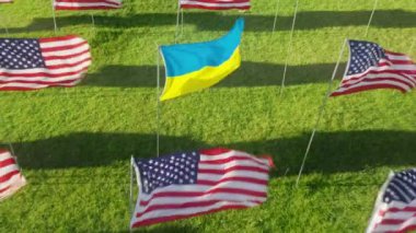 Ukrayna ve Amerikan bayrakları terör saldırısının çok uluslu kurbanlarını temsil ediyor. Pepperdine Universitys Waves of Flags 'in İHA çekimi 11 Eylül' ü onurlandırdı. Yüksek kalite 4k görüntü