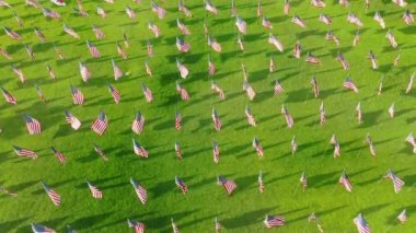 11 Eylül terör saldırılarında hayatını kaybedenlerin anısına düzenlenen törenin hava görüntüsü. Her vatandaş için büyük bir yıllık Amerikan ve uluslararası bayrağı gösterisi. Yüksek kalite 4k görüntü