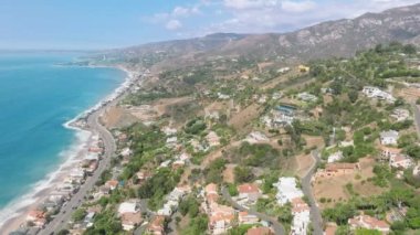 Malibu 'nun güzel sahil şeridini keşfetmek için otoyol boyunca manzaralı bir yolculuk. Gök mavisi okyanuslarla çevrili, hayret verici doğal ortamın insansız hava aracı çekimi. Yüksek kalite 4k görüntü