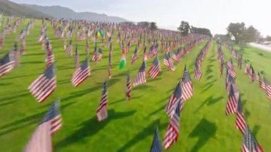 Pepperdine Üniversitesi önderliğindeki bir anma töreninde 11 Eylül Kahramanları 'nı onurlandırmak. Geleneksel hatıraların insansız hava aracı görüntüleri terör saldırılarında kayboldu. Yüksek kalite 4k görüntü