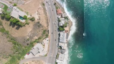 Sahilin en iyi manzaralı büyüleyici sahilin hava görüntüleri. Malibu 'nun güzel sahil şeridini keşfetmek için otoyol boyunca manzaralı bir yolculuk. Yüksek kalite 4k görüntü