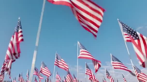 低角无人驾驶飞机拍摄纪念在2001年9月11日恐怖袭击中丧生的生命 星条旗在户外挥动着国徽 后面是蔚蓝的天空 高质量的4K镜头 — 图库视频影像