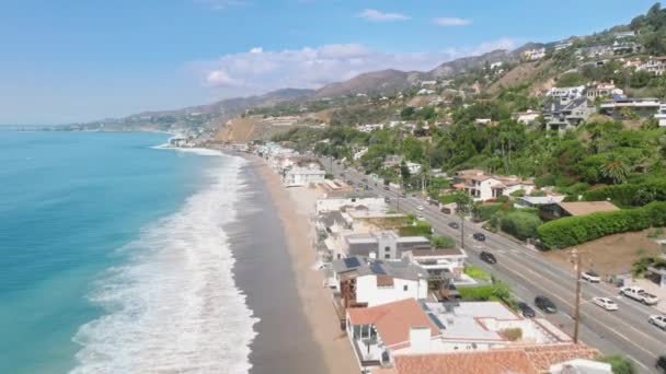カリフォルニア州マリブの絵のような近所の空中ビュー 上から見たカリフォルニア南部の海岸沿いのパシフィック コースト ハイウェイ沿いの景色 高品質4K映像 — ストック動画