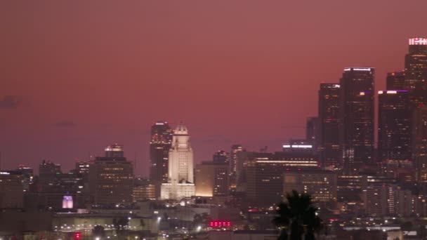 ロサンゼルスのダウンタウンのRedカメラで撮影されたパノラマ写真 映画のピンクの夕焼け空の背景に高層ビルの映像 金融と住宅の建物の街並みビュー Usaビデオ — ストック動画