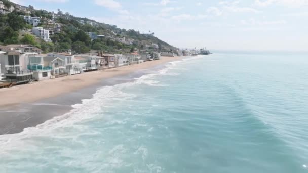 ヤシの木 海の景色を望む太平洋沿岸高速道路沿いの快適なドライブ 豪華なプライベートプロパティを持つマリバスの海岸線のドローン映像 高品質4K映像 — ストック動画