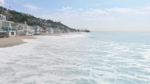 Дрон Зняв Приголомшливе Пляжне Місто Ідеальною Літньою Естетикою Золотий Піщаний — стокове відео