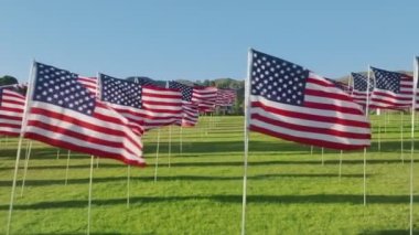 Pepperdine geleneğinin hava manzarası, 11 Eylül 'ün trajik bir gününde geleneksel turistik cazibe. ABD 'nin CA kentindeki Pepperdine Üniversitesi tarafından Alumni Park' ta eğitici bir sergi. Yüksek kalite 4k görüntü
