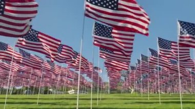 Bayrak Dalgaları, Amerikan ve yabancı vatandaşların onuruna sergileniyor. Pepperdine geleneğinin hava manzarası, 11 Eylül 'ün trajik bir gününde geleneksel turistik cazibe. Yüksek kalite 4k görüntü