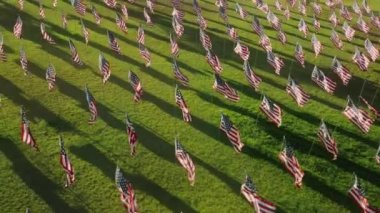 ABD 'nin CA kentindeki Pepperdine Üniversitesi tarafından Alumni Park' ta eğitici bir sergi. Bayrak Dalgaları anısına anıt parkın insansız hava aracı çekimi. Yüksek kalite 4k görüntü