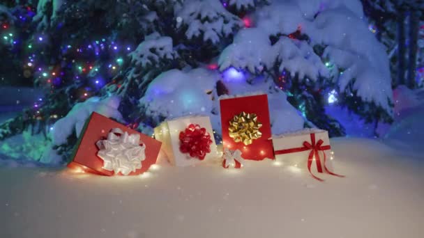Scenic Sneeuwvlokken Wervelend Boven Geschenkdozen Vakantie Achtergrond Rood Witte Kerstcadeaus — Stockvideo