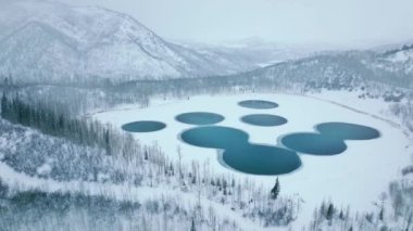 ABD 'nin Colorado eyaletindeki Aspen ve Snowmass köylerinde su birikintileri vardır. Dondurulmamış donmuş su gölünün hava manzarası bulutlu soğuk kış gününde mükemmel yuvarlak daire şeklinde. Dağlardaki sanayi bölgesi